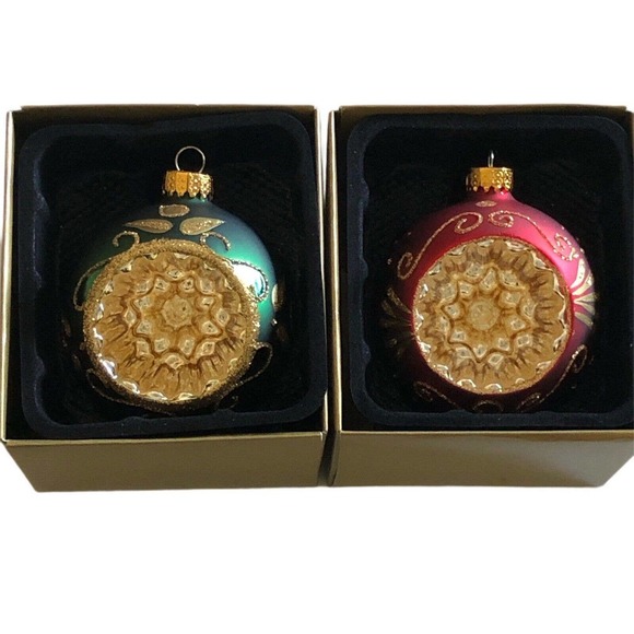 2 Unique Treasures Collection Limited Series Red Green Glass Indent Ornament - Picture 1 of 12
